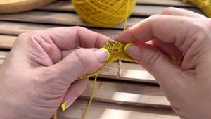 Прибавка из протяжки скрещенной изнаночной с наклоном влево