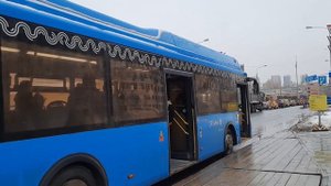 Автобус ЛиАЗ-6213.71 следует по маршруту КМ1 "м. Автозаводская - м. Царицыно"
