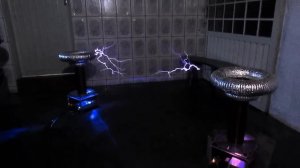 AC/DC - Back in Black em Bobinas de Tesla (Musical Tesla Coils)
