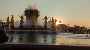 Прогулка по ВДНХ жарким летним вечером/A stroll at Moscow's VDNKh area in the hot summer evening