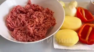 Люля- кебаб по-домашнему с пюре и салатом, банановый пирог с карамелью