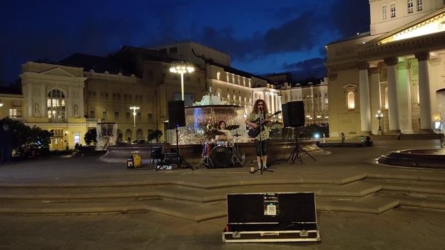 Кукушка - КИНО - Цой - легендарную песню исполняют молодые парни перед Большим театром #Moscow смотреть онлайн