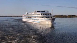 Теплоход "Михаил Булгаков" идёт на обгон