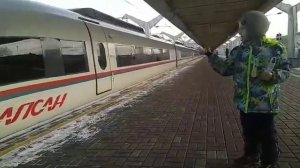 уезжает Сапсан поезд