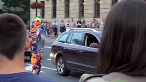 Клоун устроил представление на улице