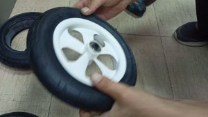Замена камеры и покрышки на на детской коляске.