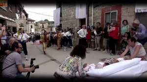 Эль Колачо (El Colacho), прыжки через детей, Испания (Spain)