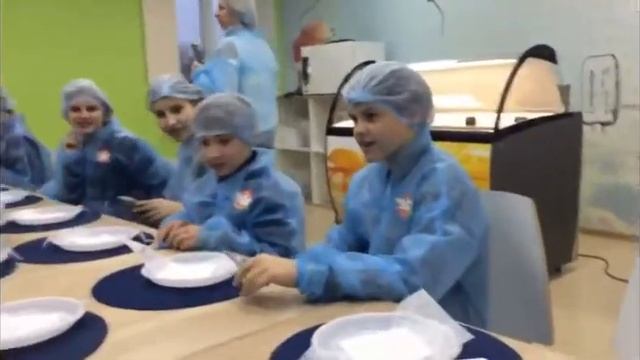 ВЛОГ С ФАБРИКИ МОРОЖЕННОГО С НАШИМИ ОДНОКЛАСНИКАМИ❤️ смотреть онлайн