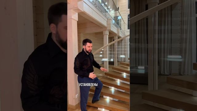 ПАРЯЩАЯ ЛЕСТНИЦА ПО ЦЕНТРУ В ГОСТИНОЙ #новаярига #элитнаянедвижимость #купитьдом #лестница #newriga