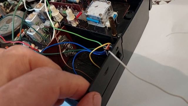 ФМ на малые транзисторные приемники. Разрабатываем удобства для установки. смотреть онлайн