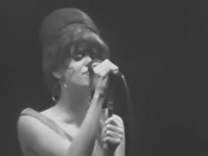 The B-52's - Give Me Back My Man (Capitol Theatre 11.7.1980)