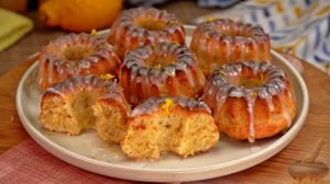 Спрячем кабачки, что и днем с огнем не сыщешь.
ЛИМОННЫЕ КЕКСЫ С КАБАЧКАМИ