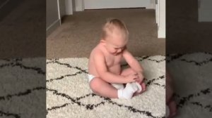 Ребенок не может надеть носок и психует [The baby can't put on a sock and is freaking out]