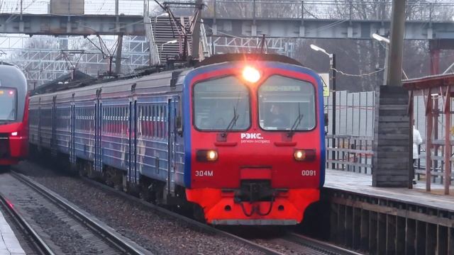 Электропоезда ЭД4М-0492 ЦППК, ЭШ2-010 Аэроэкспресс, ЭД4М-0091 Рэкс платформа Мещерская 1.04.2021