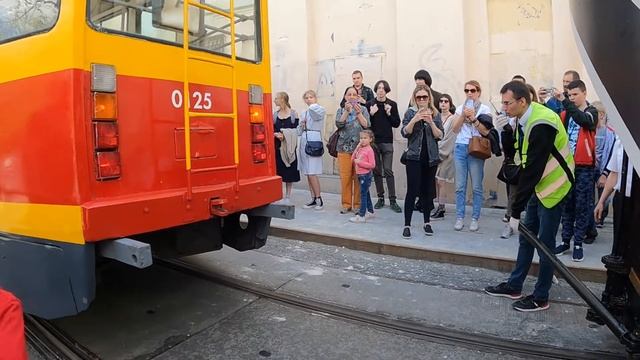 Трамвай буксир тянет конку / Московский парад ретро-транспорта, 4 июня 2022 года
