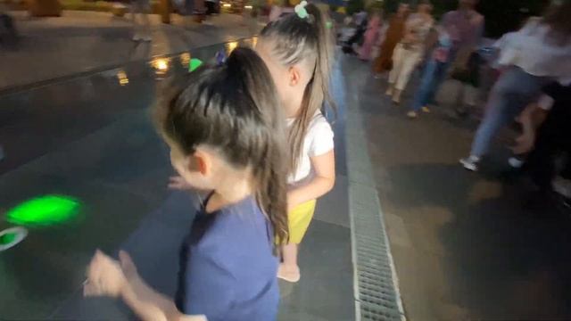 #VLOG#Влог#видеодлядетей VLOG Влог на светящемся фонтане)девочки довольны)