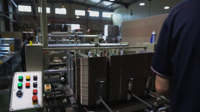 Гофрированные коробки | Процесс изготовления экологичных коробок из гофрированного картона смотреть онлайн