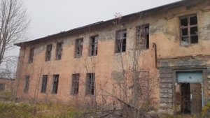 Бывшая военная часть в поселке Африканда около железной дороги