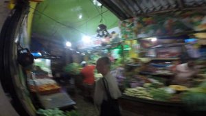 Шри-ланка. Хиккадува. Рынок в Хиккадуве. Продавец овощей.