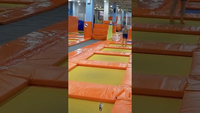 4 somersaults on a trampoline in a row♀️[Motors]