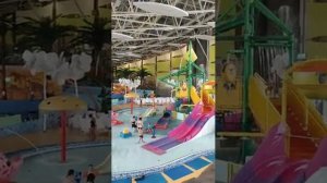 Белгород.Ракетная опасность в аквапарке. Без паники спустились в укрытие, после отбоя снова отдыхать