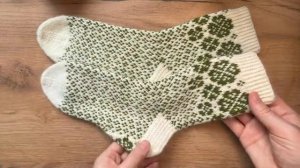 Готовые носочки жаккардом «Счастливый Клевер»🍀 #вязание #вязаниеспицами #носкиспицами #жаккард #kni