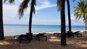 Единственный бассейн с солёной водой на острове Фукуок в отеле Salinda Resort.
