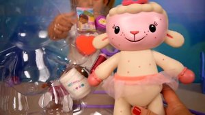 Доктор Плюшева и овечка Лемми открываем игрушки и играем