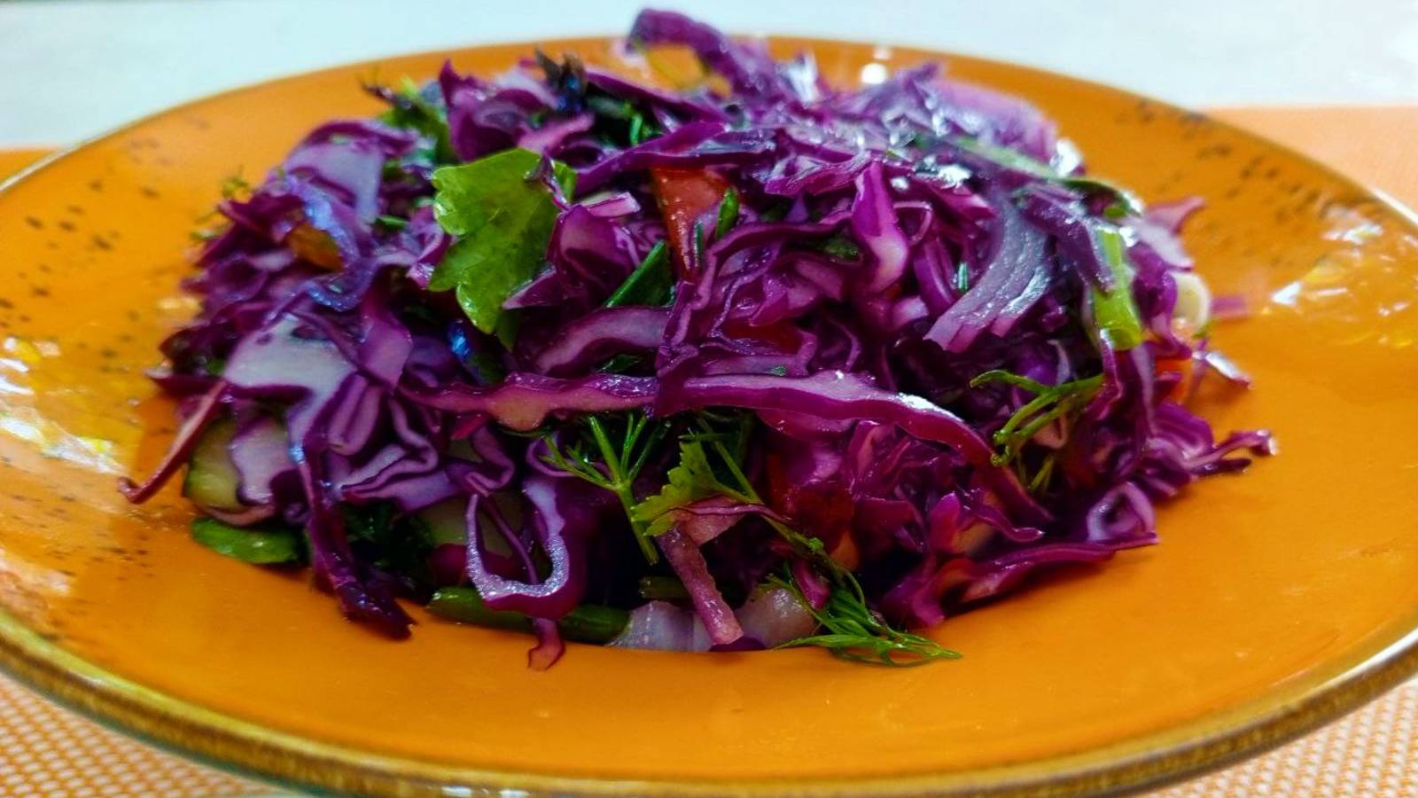 Осенний витаминный салат из красной капусты