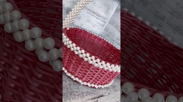 Пасхальная корзина из бумажной лозы и бусин.