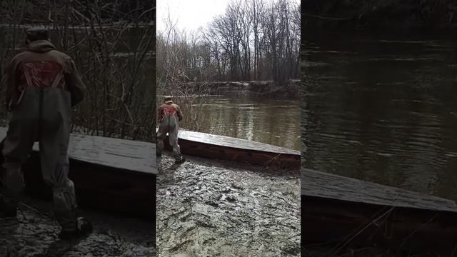 Достали из воды и отмыли лодку. Когда подсохнет - будем смолить.