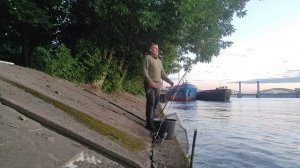 Нева .Ехал мимо ,решил порыбачить.Фидерная ловля леща на реке летом.