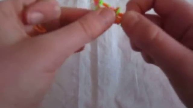 Как сплести цветок-брелок из резинок.