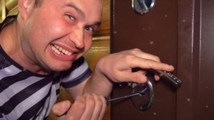 Полицейский учит воришку на синем тракторе быть предельно честным