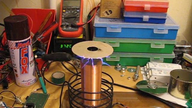 One-Transistor Simplest Tesla Coil (IRF840) Качер на полевом транзисторе смотреть онлайн