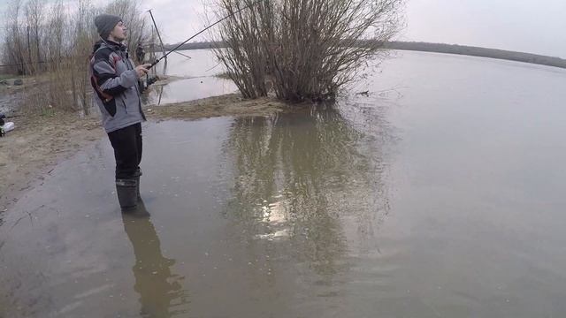 ДИКИЕ ПОКЛЁВКИ НА КАЖДОМ ЗАБРОСЕ! Весенний джиг в деле! смотреть онлайн