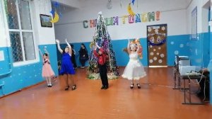 Новогодний танец - 1 класс, декабрь 2022