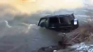Жесть ! Машина утонула в реке