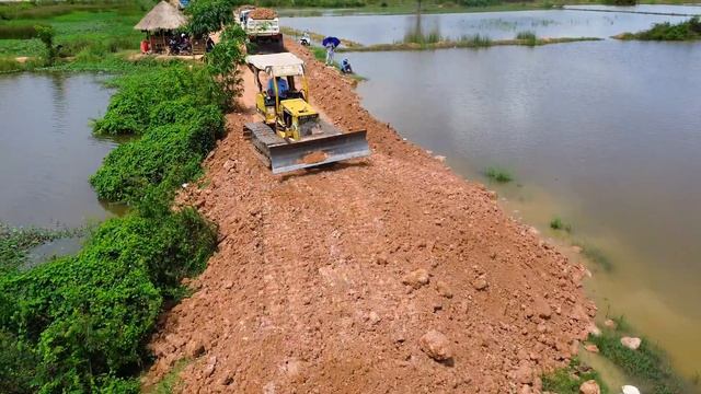 Строительство, продолжение восстановления старой дороги на болотах