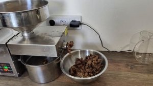 Как давят масло холодного отжима, и как давят сыродавленое масло в бочонке, в чем разница
