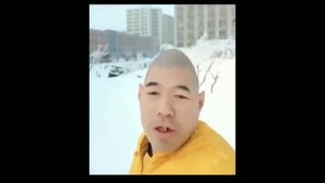 Яйцеголовый китаец поёт песенку