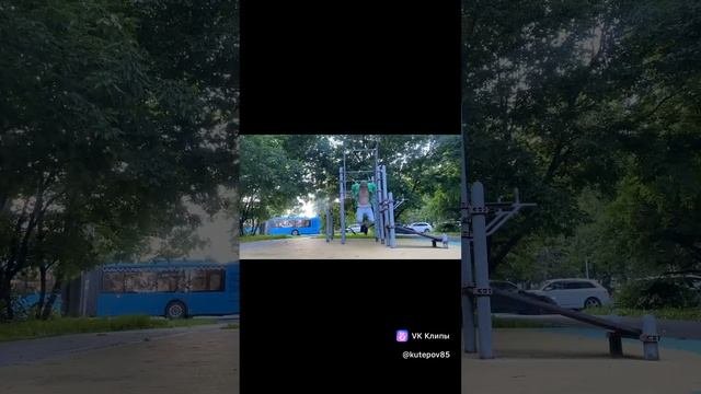 Дима отжимается на кольцах в Москве ,метро Спортивная 2024 год