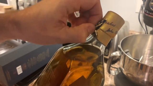 Unboxing and pouring Johnny Walker Blue Label scotch смотреть онлайн