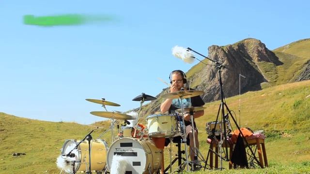 Boni's MomentuM drum solo - open air loops with live drums playing in the Swiss Alps смотреть онлайн
