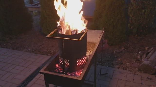 Стартер для розжига углей в действии. #grill #starter #coals #barbecue #bbq #grilling #барбекю