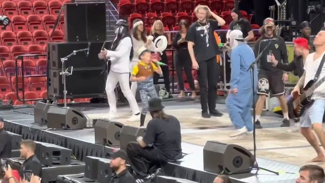 Fred Durst made this kid happy!! смотреть онлайн