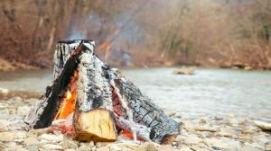 Костер на горной реке. Звуки огня и воды, музыка природы.