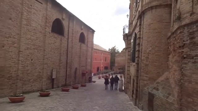 Выглядываю с балкончика в Реканати (Recanati), область Марке, Италия