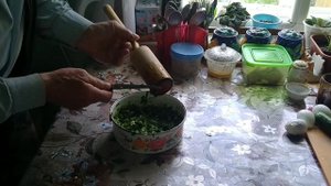 Приготовление салата из колбы ( черемша). Пальчики ОБЛИЖЕШЬ.