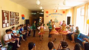 Вот нормальный танец. Видео выпускников 2018